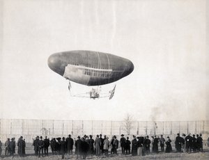Francois -ilmalaiva lennolla liikenneministeriöstä vuoden 1904 maailmannäyttelyssä tekijältä Jessie Tarbox Beals
