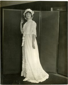 Franklin Suvoir ?, Marquisette- ja pitsikesäpaita, n. 1905-1911 (gelatiinihopeakuva) tekijältä Jessie Tarbox Beals