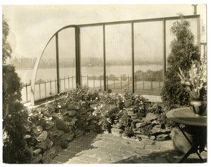 Rouva Regina Jaisin puutarha, n. 1936-37 (gelatiinihopea valokuva) tekijältä Jessie Tarbox Beals