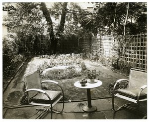 Garden of Mrs W H Wells 265 W 11th, Greenwich Village, New York, USA, n. 1936-37 (gelatiinihopea valokuva) tekijältä Jessie Tarbox Beals
