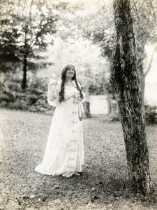 Grace Duffy Boylan Malcolm Stuart Boylanin äiti, elokuvaohjaaja Hollywood, n. 1905-1917 (gelatiinihopeakuva) tekijältä Jessie Tarbox Beals