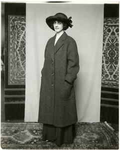 Harmaa takki, Arnold & Constable, n. 1905-1918 (gelatiinihopea kuva) tekijältä Jessie Tarbox Beals