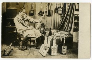 Suuret räikeät väriläiskät puulaatikossa ja Bobby Edwards kattohuoneistossaan tähtien alla luomassa ukeleleita, Greenwich Village, New York, Yhdysvallat, noin 1905-20 (gelatiinihopeakuva). tekijältä Jessie Tarbox Beals