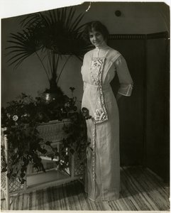 Harmaa turkkilainen materiaali mustavalkokirjonta, Lord & Taylor, n.1905-18 (gelatiinihopea kuva) tekijältä Jessie Tarbox Beals