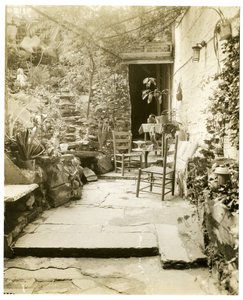 George & Mary Stonehillin, taiteilijoiden koti, Greenwich Village, New York, USA, n. 1936-37 (gelatiinihopeakuva) tekijältä Jessie Tarbox Beals