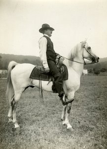 Homer Davenport sarjakuvapiirtäjä arabiahevosella, n. 1905-1912 (gelatiinihopea kuva) tekijältä Jessie Tarbox Beals