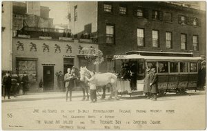 Jane ja Howard kahdesti päivässä kiertävällä kulkureittillään pysähtyen kärsivällisesti ennen juhlittua lahjakkuutta Village Art Gallerya ja The Treasure Boxia Sheridan Squarella, Greenwich Villagessa, New Yorkissa, Yhdysvalloissa tekijältä Jessie Tarbox Beals