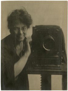 Jessie Tarbox Beals, omakuva kameralla, n. 1918-20 (gelatiinihopea kuva) tekijältä Jessie Tarbox Beals