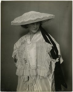 Jumble Bros ?, Alusvaatteet hattu ja muffi, n. 1905-1911 (gelatiinihopea kuva) tekijältä Jessie Tarbox Beals