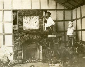 Karl Bitter (veistäjä) rakensi takkansa itse, n. 1905-1915 (gelatiinihopea kuva) tekijältä Jessie Tarbox Beals