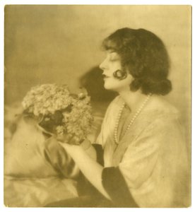 Lenore Ulric, n. 1915-28 (gelatiinihopea valokuva) tekijältä Jessie Tarbox Beals