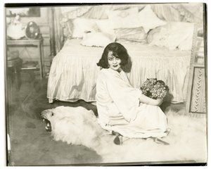 Lenore Ulric, n. 1915-28 (gelatiinihopea valokuva) tekijältä Jessie Tarbox Beals