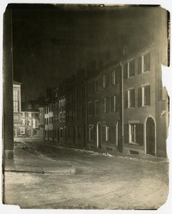 Katse alas West Cedar Streetille, jossa se päättyy ja jonka halki Chestnut St, Boston, USA, n. 1902-10 (gelatiinihopeakuva) tekijältä Jessie Tarbox Beals