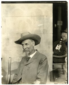 Mies hattu päässä, mitali, n.1905-40 (gelatiinihopeakuva). tekijältä Jessie Tarbox Beals