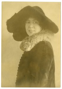 Margaret Widdemer, runoilija, noin 1915-25 (gelatiinihopeakuva). tekijältä Jessie Tarbox Beals