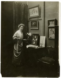 Neiti Wilmut, n. 1905-1918 (gelatiinihopea valokuva) tekijältä Jessie Tarbox Beals