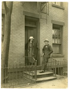 Herra Llewelyn Powys, kirjailija ja hänen vaimonsa, noin 1905-40 (gelatiinihopeakuva). tekijältä Jessie Tarbox Beals