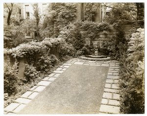 Herra ja rouva John Morgan, 39 W 11, n. 1938-39 (gelatiinihopea valokuva) tekijältä Jessie Tarbox Beals