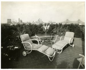 Rouva Alice Woodward Reinhardt, 400 E 52nd St, New York, USA, n. 1905-40 (gelatiinihopeakuva) tekijältä Jessie Tarbox Beals