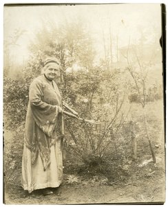 Rouva Alzirc Hewitt Wade - 88-vuotias - puutarhassa Ossiningissa, NY, n. 1905-28 (gelatiinihopeakuva) tekijältä Jessie Tarbox Beals