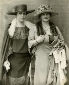 Rouva Coolidge ja hänen ystävänsä rouva Frances Parkinson Keyes, 1924 tekijältä Jessie Tarbox Beals