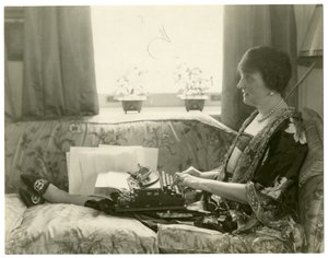 Rouva Emily Post, Etiquette-kirjan kirjoittaja, n. 1926-28 tekijältä Jessie Tarbox Beals