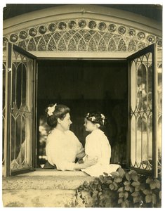 Rouva Ernest Thompson Seton ja tytär Ann tekijältä Jessie Tarbox Beals