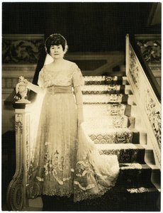 Rouva Frank G Logan Chicagosta, taiteen suojelija, n. 1931-34 (gelatiinihopea valokuva) tekijältä Jessie Tarbox Beals