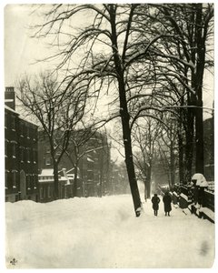 Mt Vernon Street, Boston, n. 1902-1910 (gelatiinihopea valokuva) tekijältä Jessie Tarbox Beals
