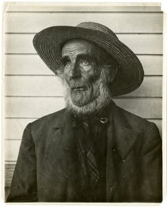 Vanha mies olkihatussa, n. 1905-40 (gelatiinihopea kuva) tekijältä Jessie Tarbox Beals