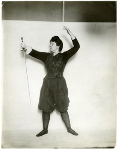 Vanha malli, n. 1905-1918 (gelatiinihopea kuva) tekijältä Jessie Tarbox Beals