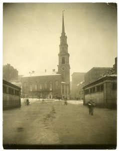 Park Street Church, Yhdysvallat, noin 1902-10 (gelatiinihopeakuva). tekijältä Jessie Tarbox Beals