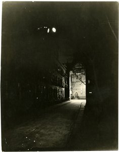 Patchin Place yöllä, Greenwich Village, New York, USA, n. 1905-20 (gelatiinihopeakuva) tekijältä Jessie Tarbox Beals