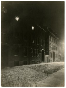 Pinckney St, Boston, Mass, USA, n. 1902-10 (gelatiinihopea valokuva) tekijältä Jessie Tarbox Beals