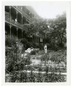 Rhinelander House Gardens, W 11th St, Greenwich Village, New York, USA, n. 1905-38 (gelatiinihopea valokuva) tekijältä Jessie Tarbox Beals