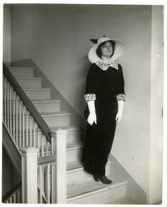 Oikea tapa tulla alas portaita, n. 1905-1918 (gelatiinihopea kuva) tekijältä Jessie Tarbox Beals