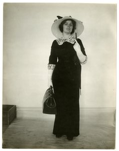 Oikea tapa kantaa laukkua ja sateenvarjoa, n. 1905-18 tekijältä Jessie Tarbox Beals