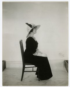 Oikea tapa istua tuolissa, n. 1905-1918 (gelatiinihopea kuva) tekijältä Jessie Tarbox Beals