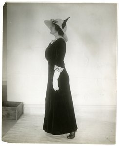 Oikea tapa seisoa kävellessä, n. 1905-18 (gelatiinihopea kuva) tekijältä Jessie Tarbox Beals