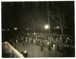 Suffrage Parade, Greenwich Village, New York, USA, n. 1915-1918 (gelatiinihopea valokuva) tekijältä Jessie Tarbox Beals