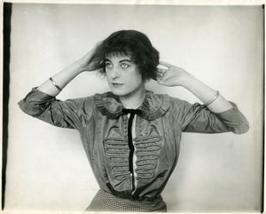 Taftipusero, Forsythe, n. 1905-1918 (gelatiinihopea kuva) tekijältä Jessie Tarbox Beals