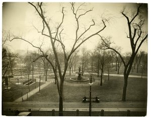 The Common, Boston, USA, n. 1902-1910 (gelatiinihopea valokuva) tekijältä Jessie Tarbox Beals