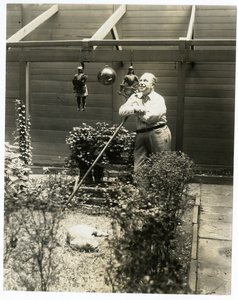 Tony Sarg puutarhassaan tekijältä Jessie Tarbox Beals