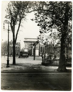 Washington Square North, New York, USA, n. 1905-40 (gelatiinihopea valokuva) tekijältä Jessie Tarbox Beals