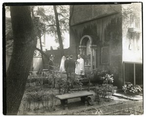 Häät Pyhän Johanneksen kirkossa, West 11 St, n. 1938-39 (gelatiinihopeakuva) tekijältä Jessie Tarbox Beals