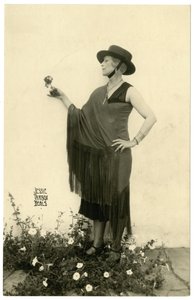 Nainen kädessään kukka, n. 1905-40 tekijältä Jessie Tarbox Beals