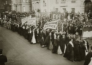 Naiset akateemisissa pukeissa marssivat äänioikeusparaatissa New Yorkissa vuonna 1910