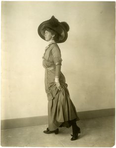 model amb barret de plomes, c.1905-18 (foto de plata gelatina) finlandès tekijältä Jessie Tarbox Beals