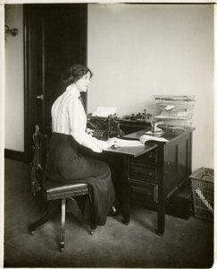 malli kirjoituskoneella, n. 1905-1918 (gelatiinihopea valokuva) tekijältä Jessie Tarbox Beals