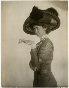 höyhenhatun profiili, n. 1905-1918 (gelatiinihopea valokuva)